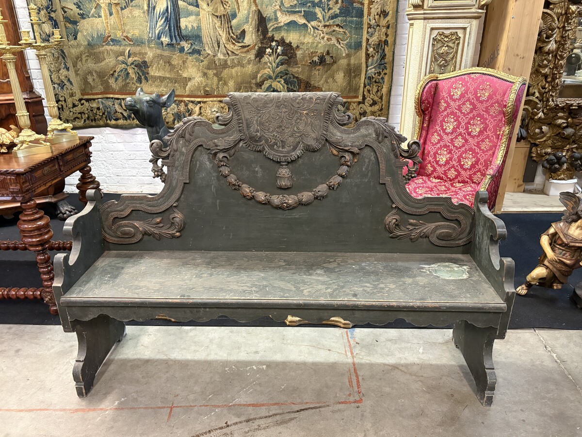 Louis XVI-style wooden hall bench, late 18th century.A highly decorative wooden bench, carved and adorned with flowers, garlands, scrolls, etc. Width: 170 cm In good condition, with normal signs of wear. 