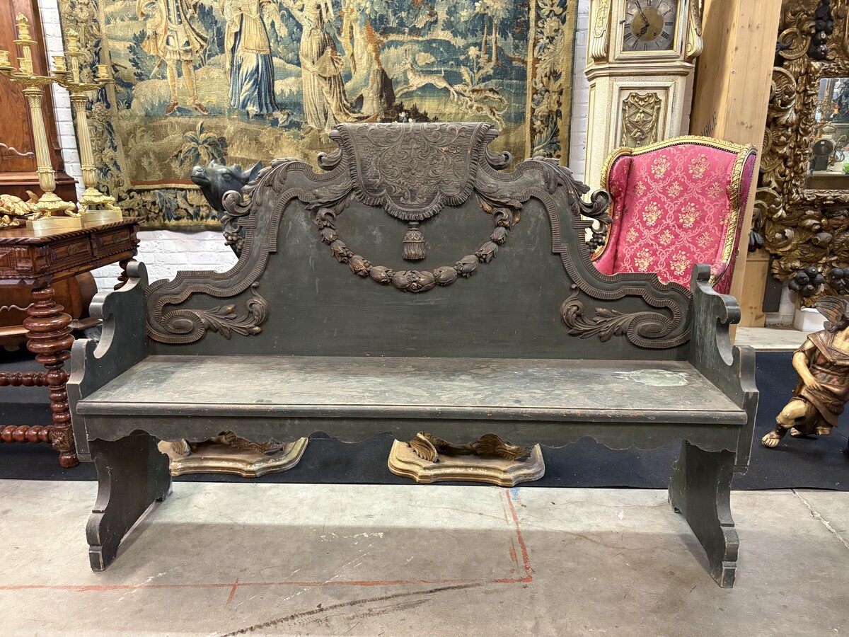 Louis XVI-style wooden hall bench, late 18th century.A highly decorative wooden bench, carved and adorned with flowers, garlands, scrolls, etc. Width: 170 cm In good condition, with normal signs of wear. 