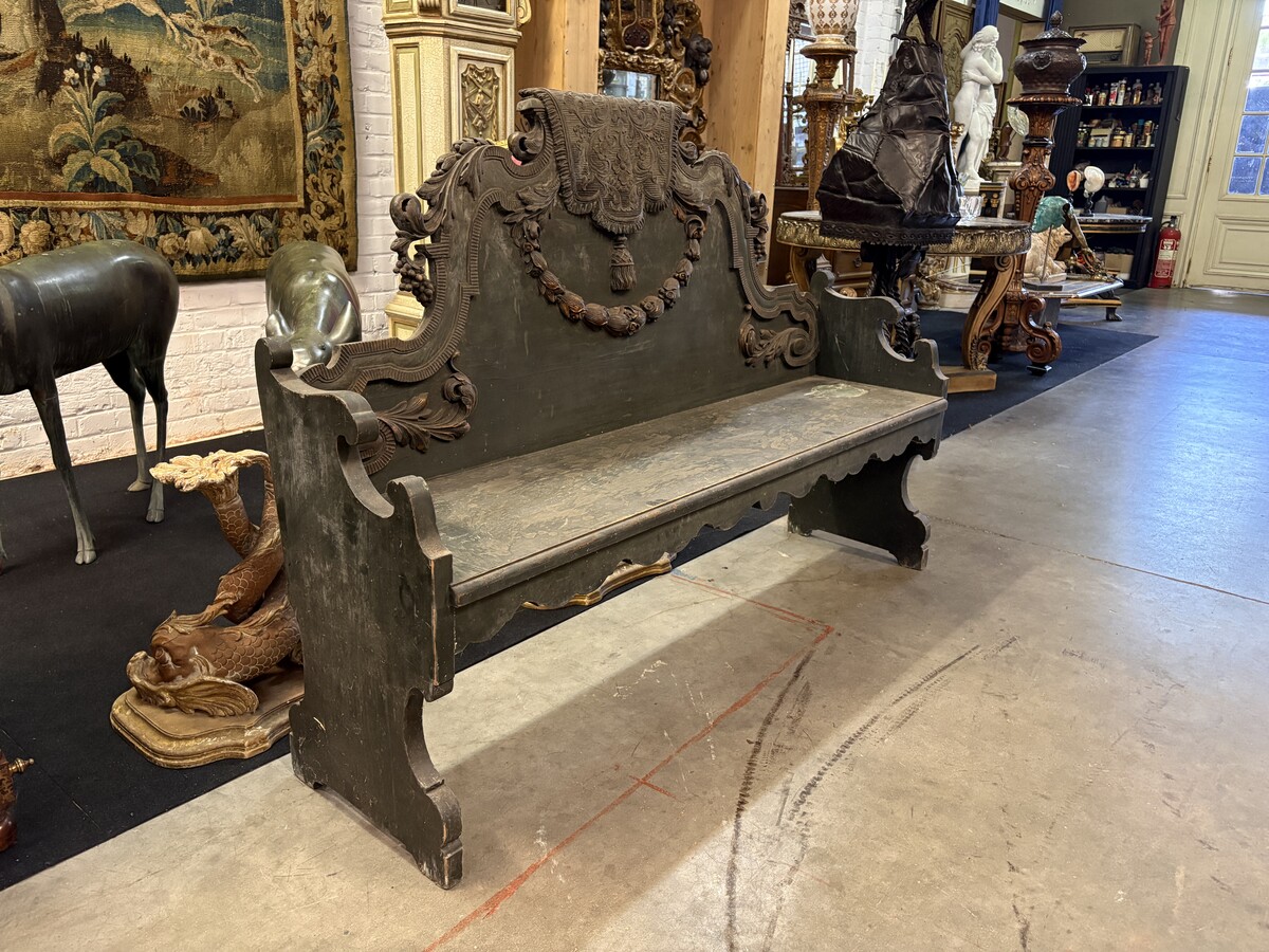 Louis XVI-style wooden hall bench, late 18th century.A highly decorative wooden bench, carved and adorned with flowers, garlands, scrolls, etc. Width: 170 cm In good condition, with normal signs of wear. 