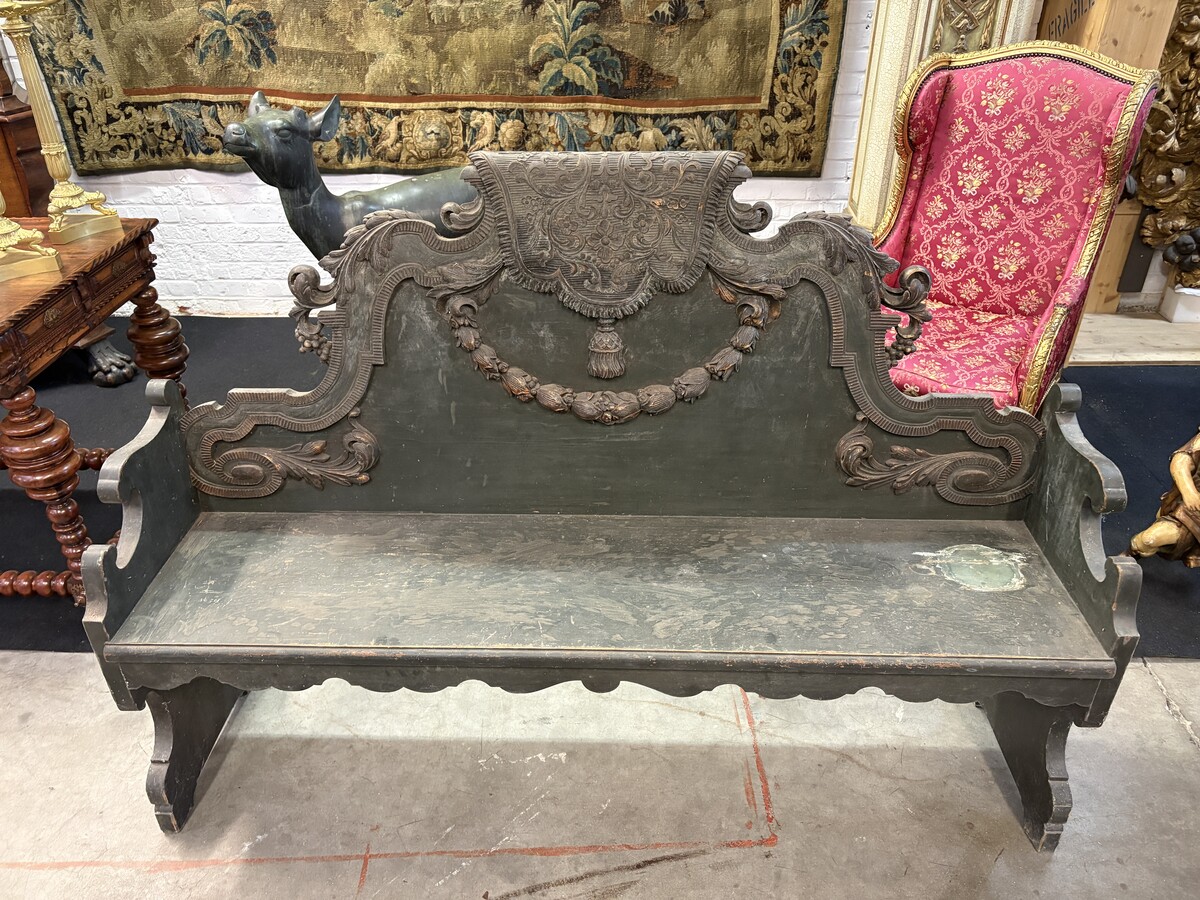 Louis XVI-style wooden hall bench, late 18th century.A highly decorative wooden bench, carved and adorned with flowers, garlands, scrolls, etc. Width: 170 cm In good condition, with normal signs of wear. 