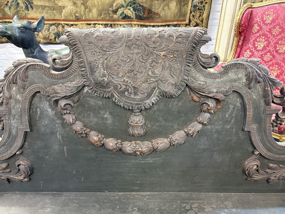 Louis XVI-style wooden hall bench, late 18th century.A highly decorative wooden bench, carved and adorned with flowers, garlands, scrolls, etc. Width: 170 cm In good condition, with normal signs of wear. 