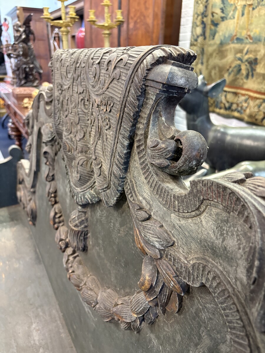 Louis XVI-style wooden hall bench, late 18th century.A highly decorative wooden bench, carved and adorned with flowers, garlands, scrolls, etc. Width: 170 cm In good condition, with normal signs of wear. 