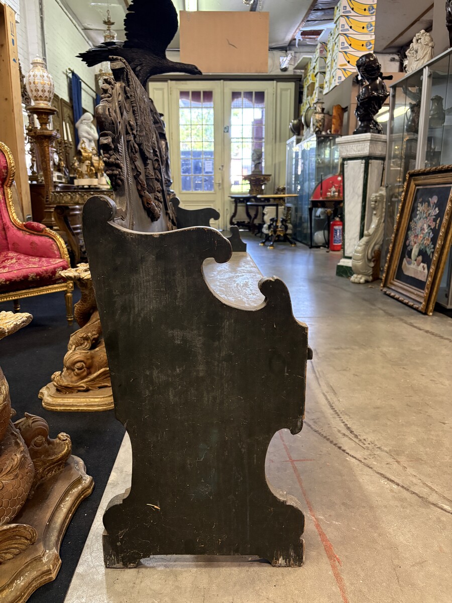 Louis XVI-style wooden hall bench, late 18th century.A highly decorative wooden bench, carved and adorned with flowers, garlands, scrolls, etc. Width: 170 cm In good condition, with normal signs of wear. 