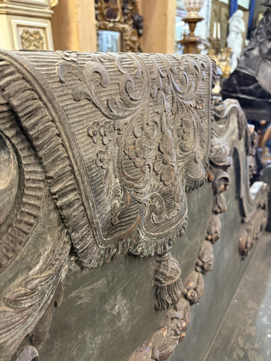 Louis XVI-style wooden hall bench, late 18th century.A highly decorative wooden bench, carved and adorned with flowers, garlands, scrolls, etc. Width: 170 cm In good condition, with normal signs of wear. 