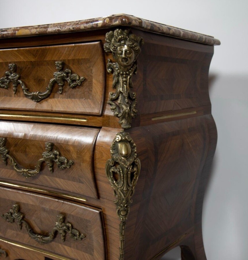 Lovely commode in Louis XV style, 20th century. Louis XV-style commode, 20th century, veneered with violet and rosewood. Curved front and sides Beautiful ornaments in gilt bronze Breche d'Alep marble top. Dimensions : Width : 129 cm Height : 87 cm 