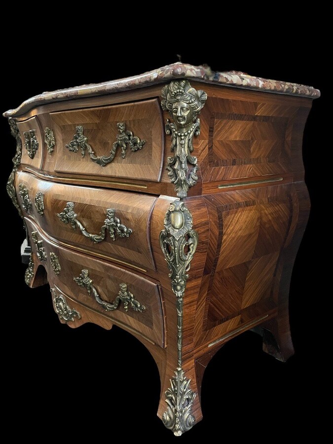 Lovely commode in Louis XV style, 20th century. Louis XV-style commode, 20th century, veneered with violet and rosewood. Curved front and sides Beautiful ornaments in gilt bronze Breche d'Alep marble top. Dimensions : Width : 129 cm Height : 87 cm 