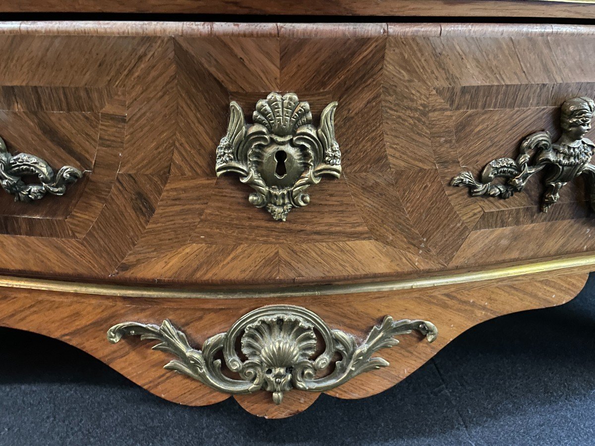 Lovely commode in Louis XV style, 20th century. Louis XV-style commode, 20th century, veneered with violet and rosewood. Curved front and sides Beautiful ornaments in gilt bronze Breche d'Alep marble top. Dimensions : Width : 129 cm Height : 87 cm 