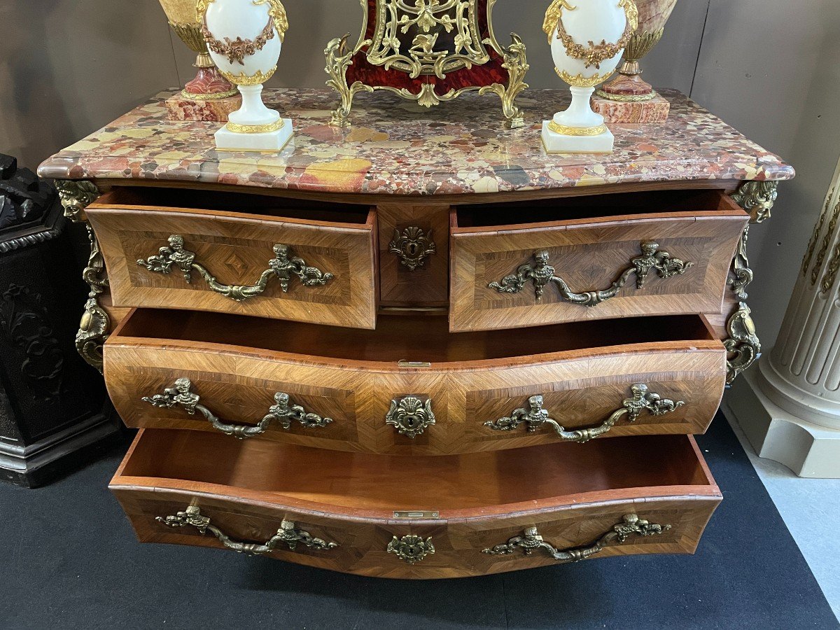 Lovely commode in Louis XV style, 20th century. Louis XV-style commode, 20th century, veneered with violet and rosewood. Curved front and sides Beautiful ornaments in gilt bronze Breche d'Alep marble top. Dimensions : Width : 129 cm Height : 87 cm 