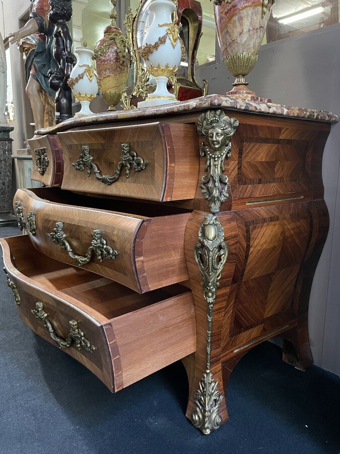 Lovely commode in Louis XV style, 20th century. Louis XV-style commode, 20th century, veneered with violet and rosewood. Curved front and sides Beautiful ornaments in gilt bronze Breche d'Alep marble top. Dimensions : Width : 129 cm Height : 87 cm 