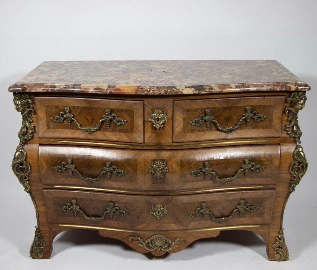 Lovely commode in Louis XV style, 20th century. Louis XV-style commode, 20th century, veneered with violet and rosewood. Curved front and sides Beautiful ornaments in gilt bronze Breche d'Alep marble top. Dimensions : Width : 129 cm Height : 87 cm 