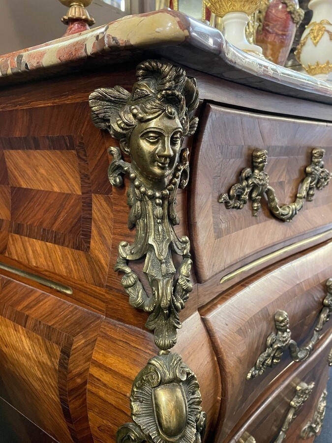 Lovely commode in Louis XV style, 20th century. Louis XV-style commode, 20th century, veneered with violet and rosewood. Curved front and sides Beautiful ornaments in gilt bronze Breche d'Alep marble top. Dimensions : Width : 129 cm Height : 87 cm
