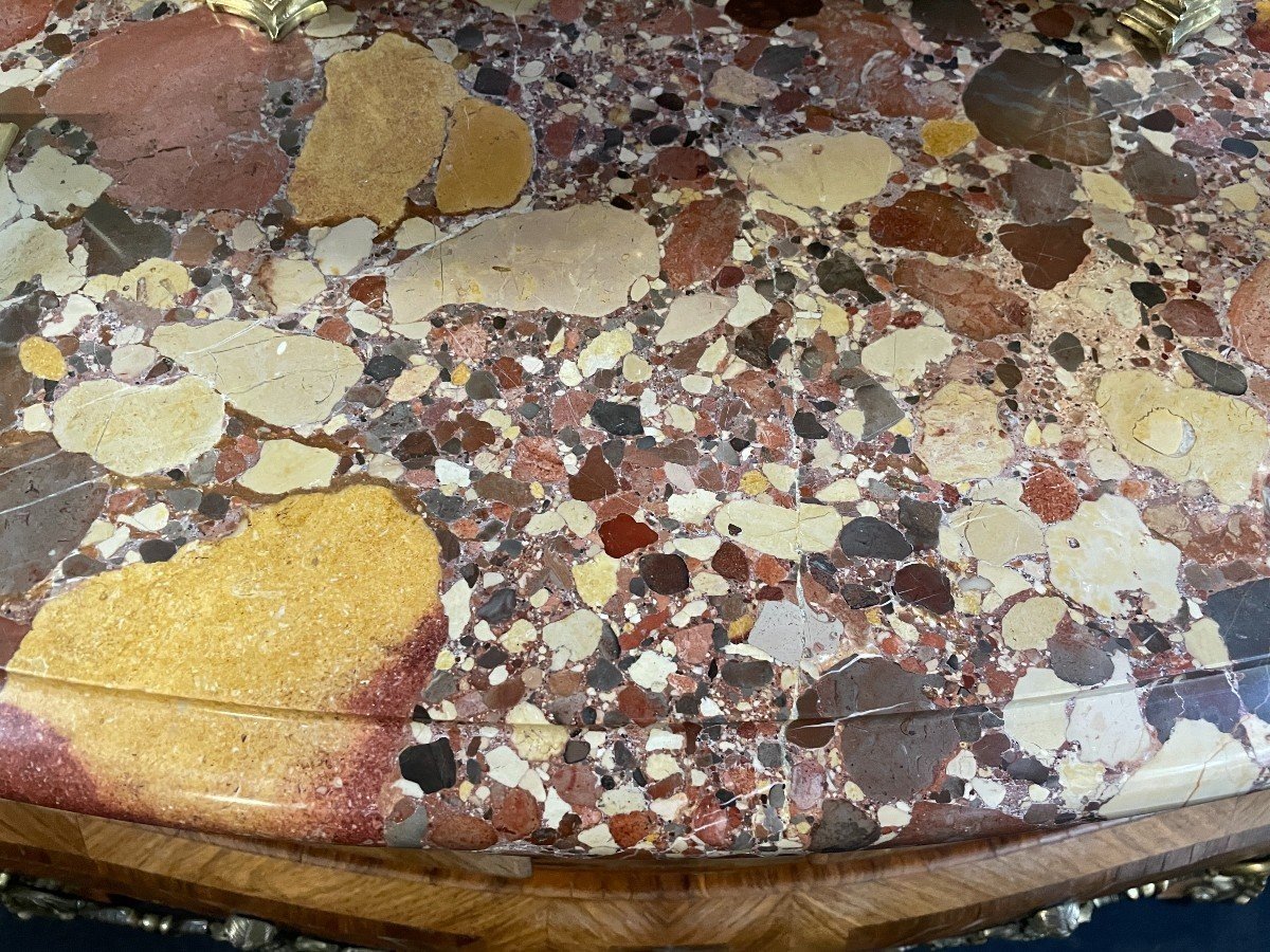 Lovely commode in Louis XV style, 20th century. Louis XV-style commode, 20th century, veneered with violet and rosewood. Curved front and sides Beautiful ornaments in gilt bronze Breche d'Alep marble top. Dimensions : Width : 129 cm Height : 87 cm