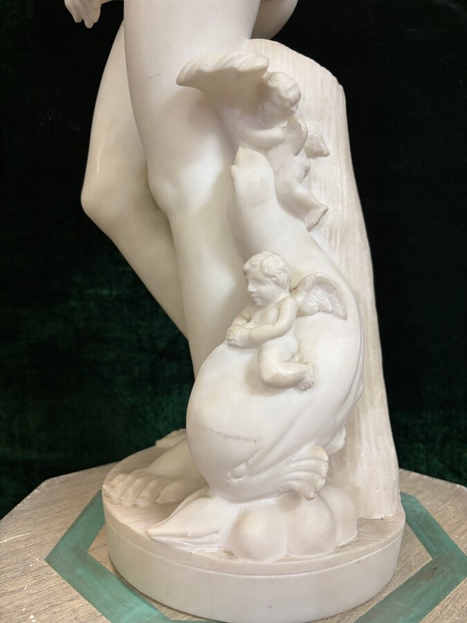 Nice alabaster sculpture from the 19th century. ( 79 cm ) Beautiful alabaster sculpture finely detailed representing Venus with a fish and 2 angels playing. Signed on the base at the back Dimensions : Height : 79 cm Width : 26 cm Foot diameter : 21 cm