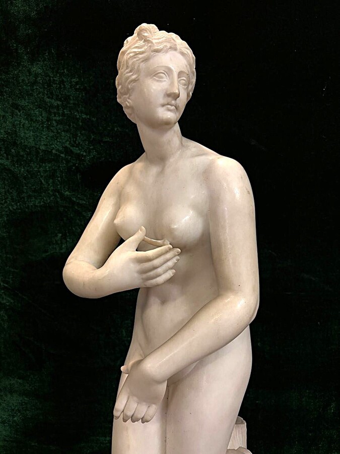 Nice alabaster sculpture from the 19th century. ( 79 cm ) Beautiful alabaster sculpture finely detailed representing Venus with a fish and 2 angels playing. Signed on the base at the back Dimensions : Height : 79 cm Width : 26 cm Foot diameter : 21 cm