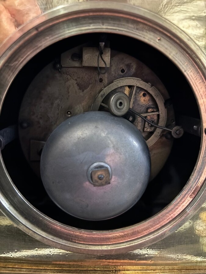 Nice Empire period clock in matt and bright gilt bronze depicting a lady playing guitar with an angel. In very good condition, the movement has not been checked. The balance wheel is present. Dimensions: Width: 31.5 cm Height: 43 cm Depth : 13 cm