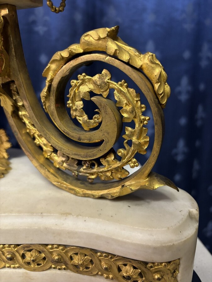 Nice Louis XVI style clock in marble and gilt bronze 18th century Elegant mantel clock decorated with gilt bronze ornaments, women's heads, birds, foliage and its original sundial. Minor old restoration to the marble base. Dimensions : Height: 41 cm