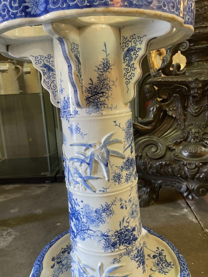 Oriental Blue / white porcelain umbrella / cane stand circa 1900 Decorative umbrella stand with paintings of birds, trees, flowers and decorative ornaments. Dimensions : Height : 54.5 cm Diameter top : 34 cm Diameter base : 34 cm In good condition 