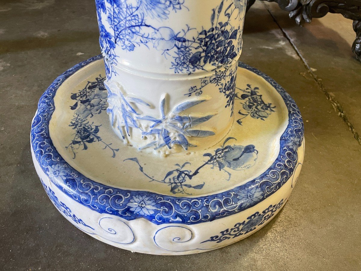 Oriental Blue / white porcelain umbrella / cane stand circa 1900 Decorative umbrella stand with paintings of birds, trees, flowers and decorative ornaments. Dimensions : Height : 54.5 cm Diameter top : 34 cm Diameter base : 34 cm In good condition 