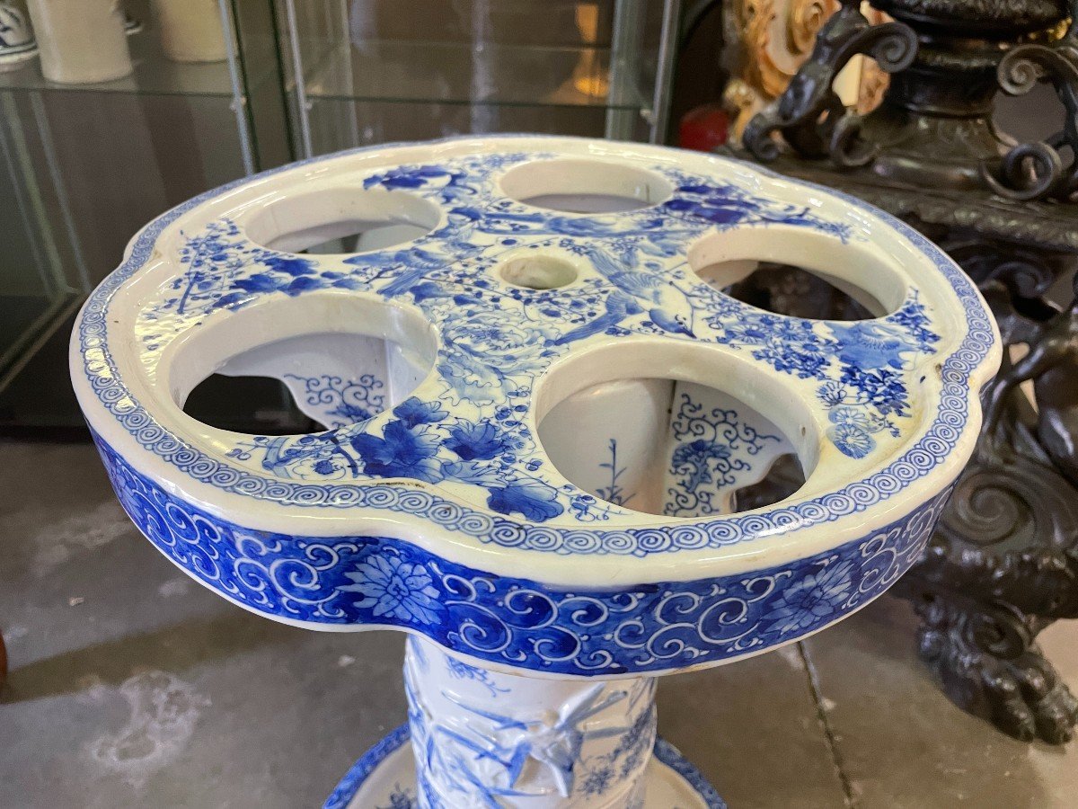 Oriental Blue / white porcelain umbrella / cane stand circa 1900 Decorative umbrella stand with paintings of birds, trees, flowers and decorative ornaments. Dimensions : Height : 54.5 cm Diameter top : 34 cm Diameter base : 34 cm In good condition 