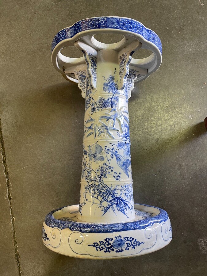 Oriental Blue / white porcelain umbrella / cane stand circa 1900 Decorative umbrella stand with paintings of birds, trees, flowers and decorative ornaments. Dimensions : Height : 54.5 cm Diameter top : 34 cm Diameter base : 34 cm In good condition 