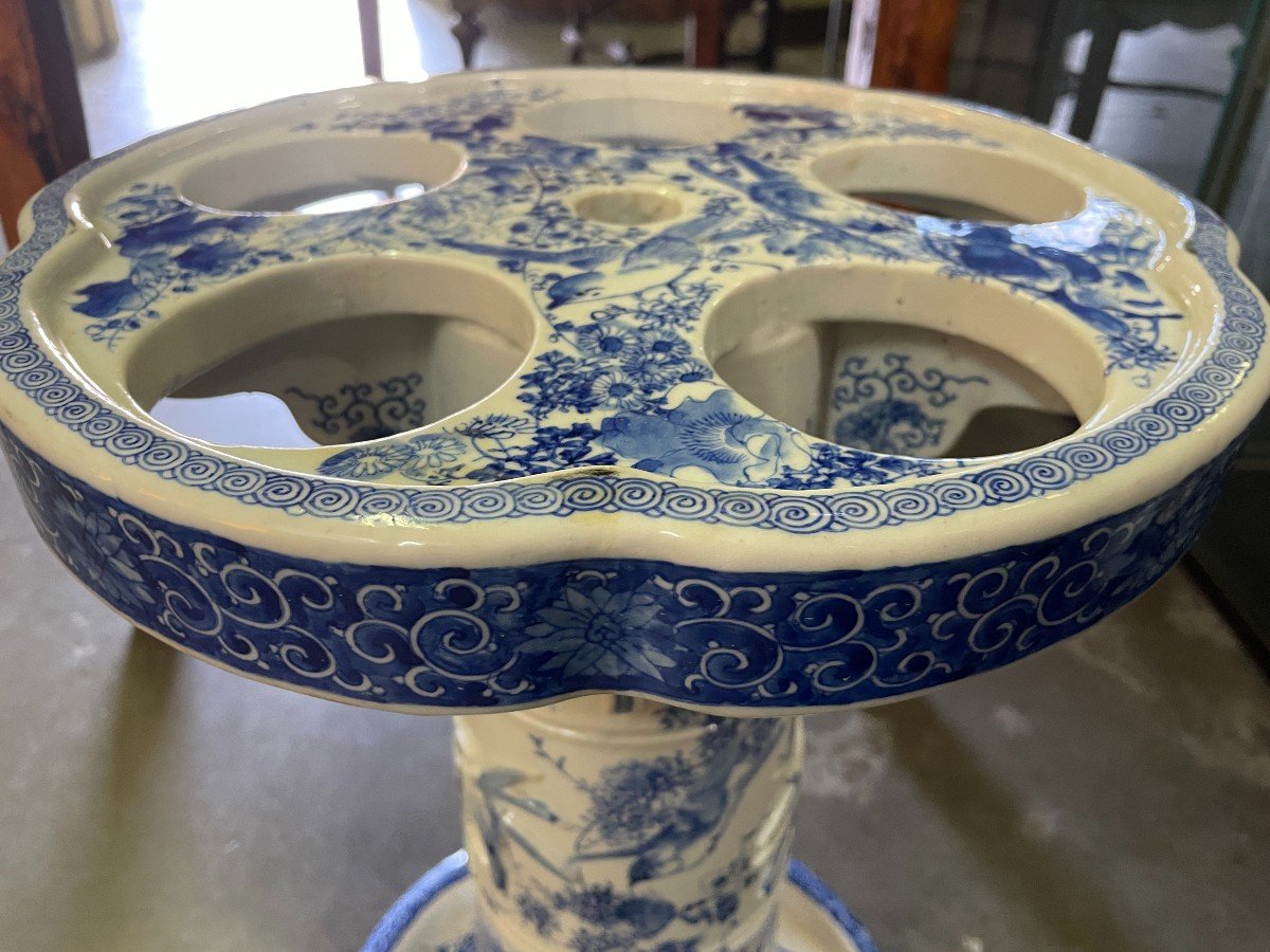 Oriental Blue / white porcelain umbrella / cane stand circa 1900 Decorative umbrella stand with paintings of birds, trees, flowers and decorative ornaments. Dimensions : Height : 54.5 cm Diameter top : 34 cm Diameter base : 34 cm In good condition 