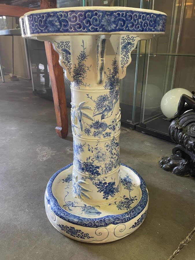 Oriental Blue / white porcelain umbrella / cane stand circa 1900 Decorative umbrella stand with paintings of birds, trees, flowers and decorative ornaments. Dimensions : Height : 54.5 cm Diameter top : 34 cm Diameter base : 34 cm In good condition 