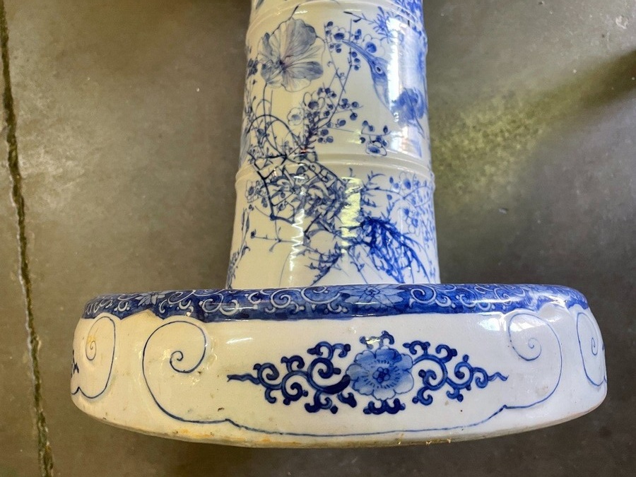 Oriental Blue / white porcelain umbrella / cane stand circa 1900 Decorative umbrella stand with paintings of birds, trees, flowers and decorative ornaments. Dimensions : Height : 54.5 cm Diameter top : 34 cm Diameter base : 34 cm In good condition 