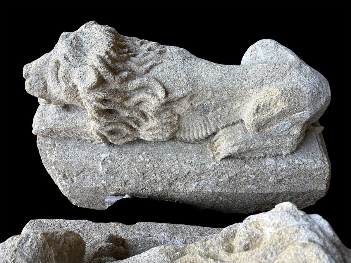 Pair of 17th century French stone ‘reclining lions’ sculptures Upper parts of an entrance gate to a country house or chateau.Very decorative sculptures in good condition, 17th c