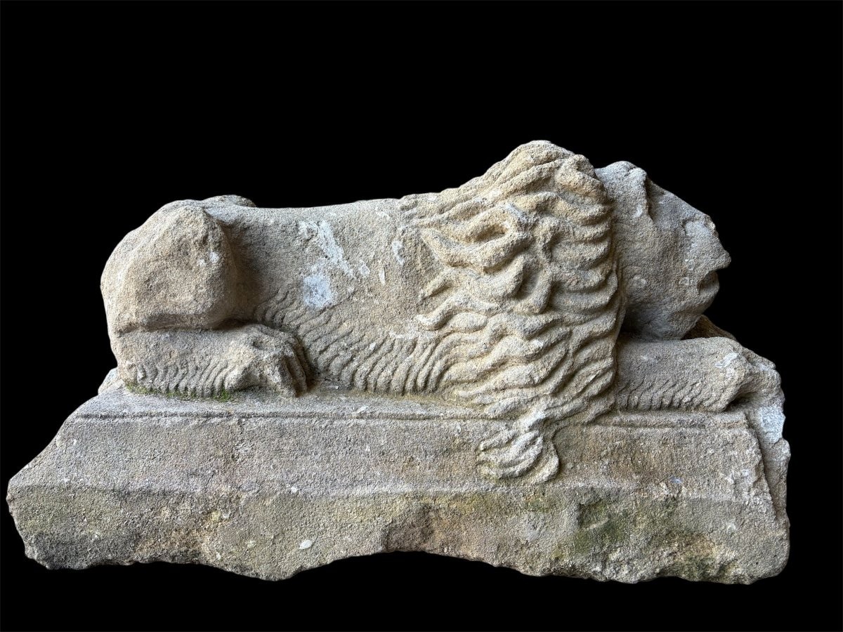 Pair of 17th century French stone ‘reclining lions’ sculptures Upper parts of an entrance gate to a country house or chateau.Very decorative sculptures in good condition, 17th c