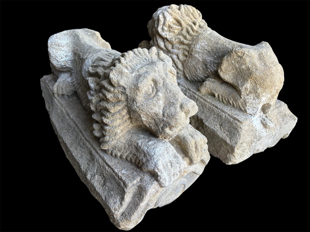 Pair of 17th century French stone ‘reclining lions’ sculptures Upper parts of an entrance gate to a country house or chateau.Very decorative sculptures in good condition, 17th c
