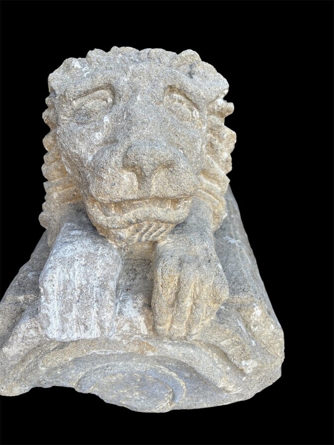 Pair of 17th century French stone ‘reclining lions’ sculptures Upper parts of an entrance gate to a country house or chateau.Very decorative sculptures in good condition, 17th c