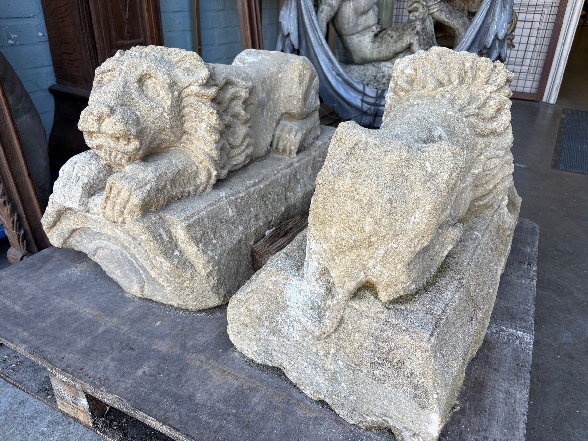 Pair of 17th century French stone ‘reclining lions’ sculptures Upper parts of an entrance gate to a country house or chateau.Very decorative sculptures in good condition, 17th c
