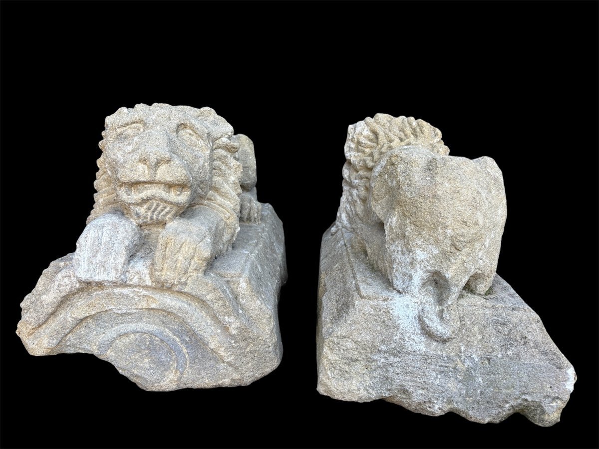 Pair of 17th century French stone ‘reclining lions’ sculptures Upper parts of an entrance gate to a country house or chateau.Very decorative sculptures in good condition, 17th c