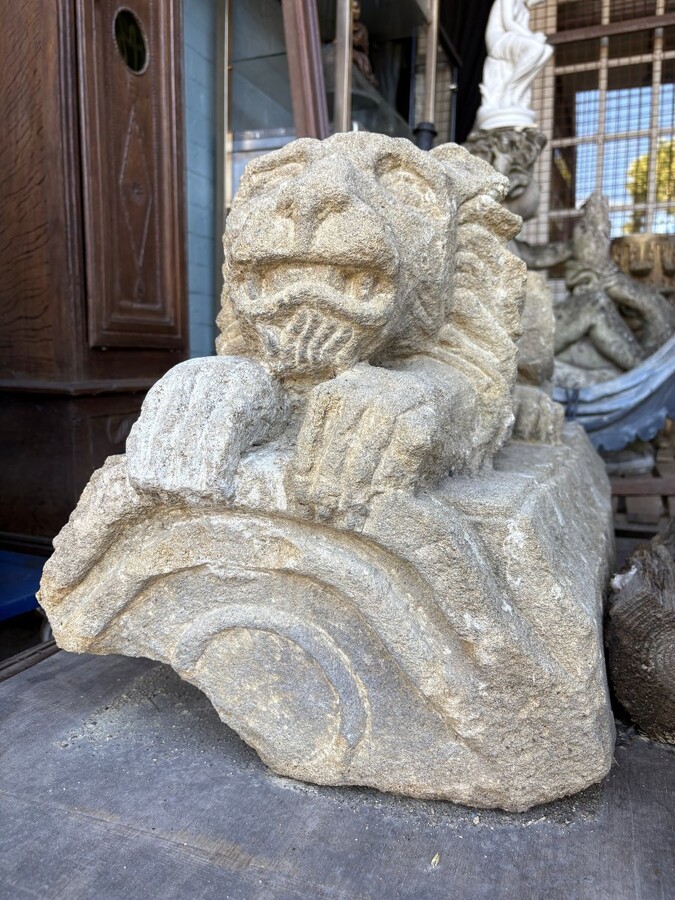 Pair of 17th century French stone ‘reclining lions’ sculptures Upper parts of an entrance gate to a country house or chateau.Very decorative sculptures in good condition, 17th c