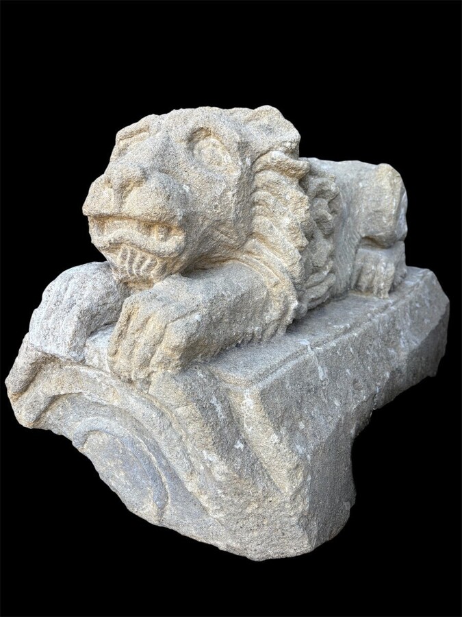 Pair of 17th century French stone ‘reclining lions’ sculptures Upper parts of an entrance gate to a country house or chateau.Very decorative sculptures in good condition, 17th c