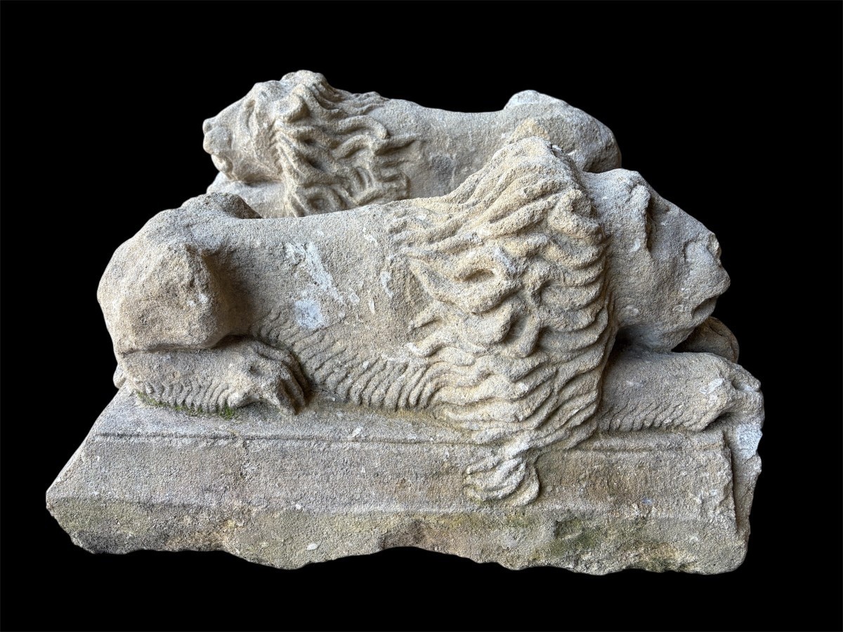 Pair of 17th century French stone ‘reclining lions’ sculptures Upper parts of an entrance gate to a country house or chateau.Very decorative sculptures in good condition, 17th c