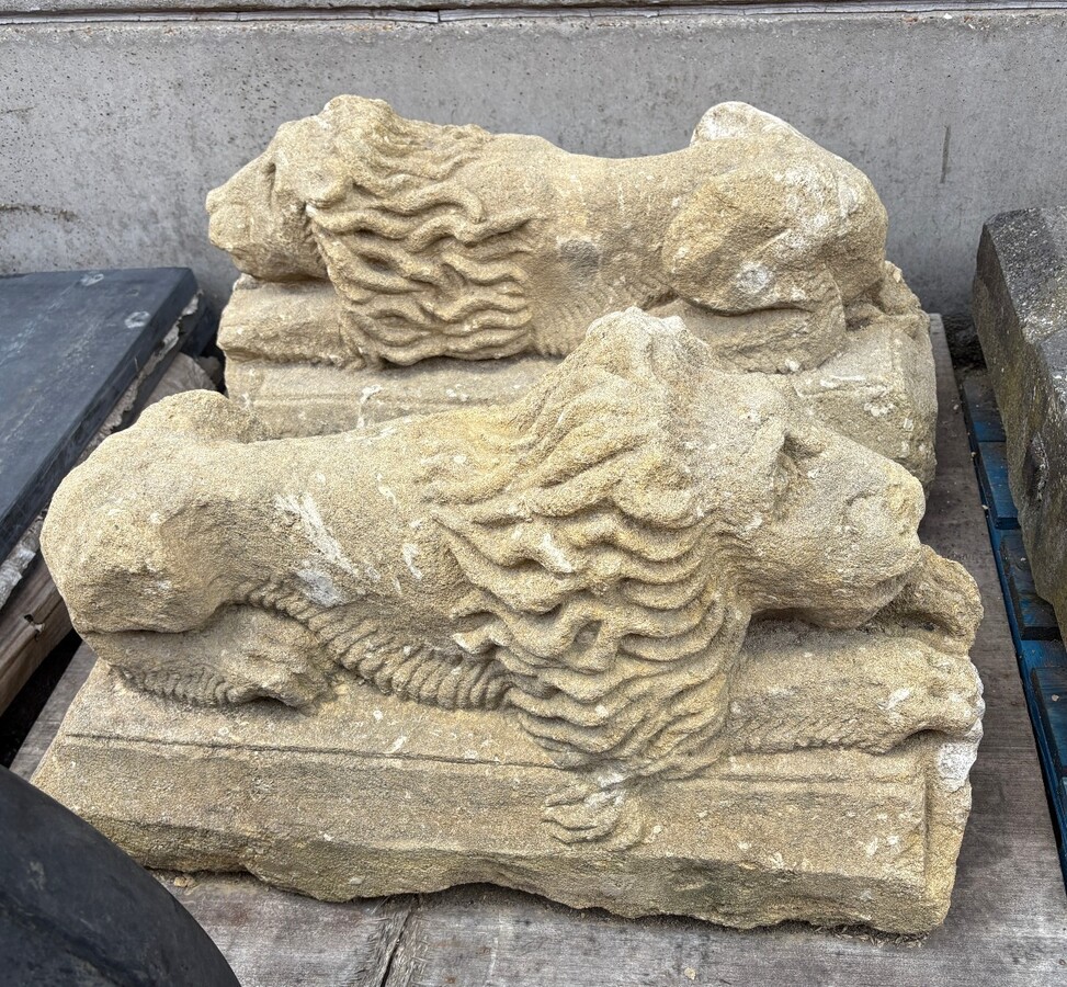 Pair of 17th century French stone ‘reclining lions’ sculptures Upper parts of an entrance gate to a country house or chateau.Very decorative sculptures in good condition, 17th c
