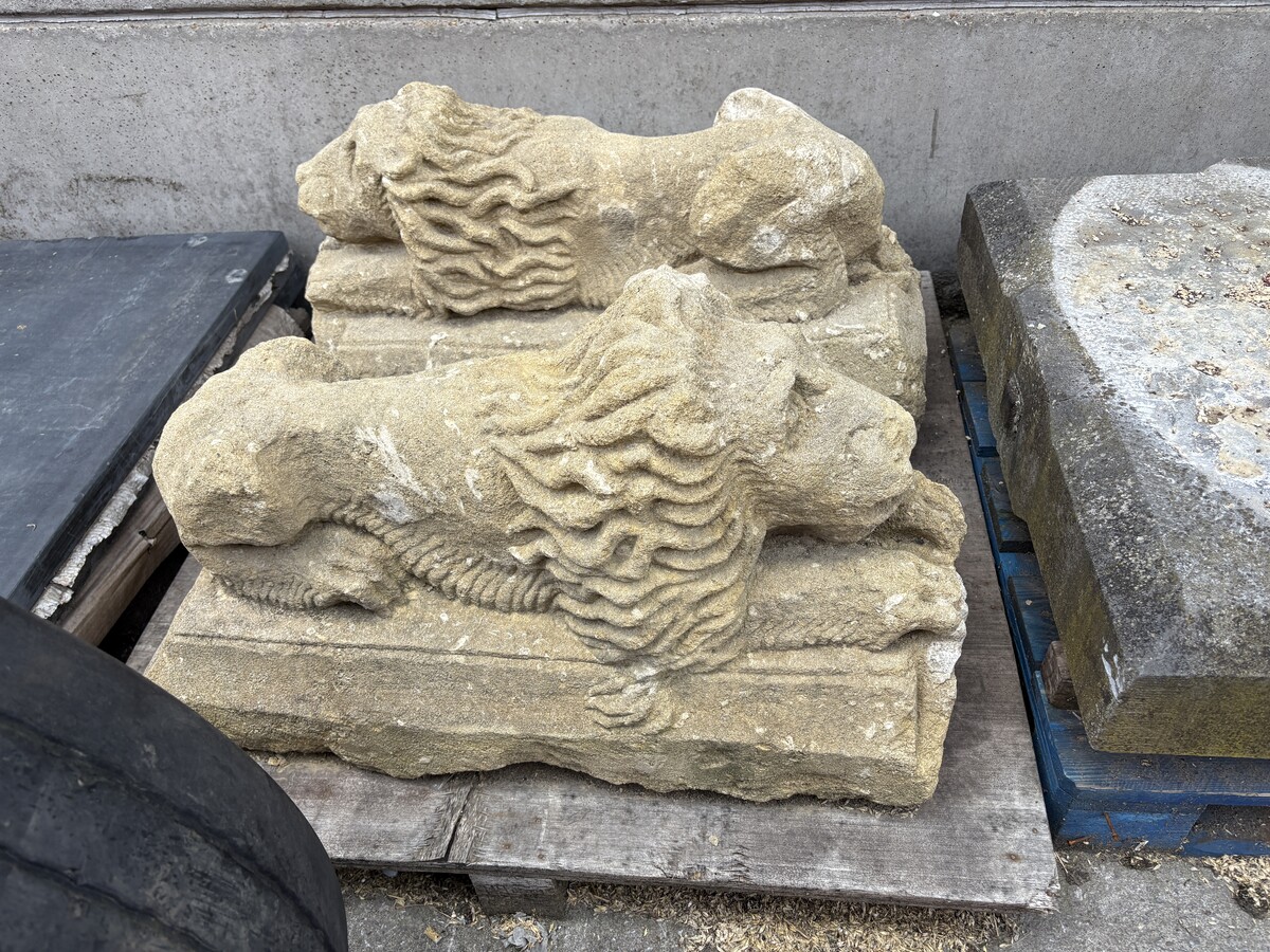 Pair of 17th century French stone ‘reclining lions’ sculptures Upper parts of an entrance gate to a country house or chateau.Very decorative sculptures in good condition, 17th cent