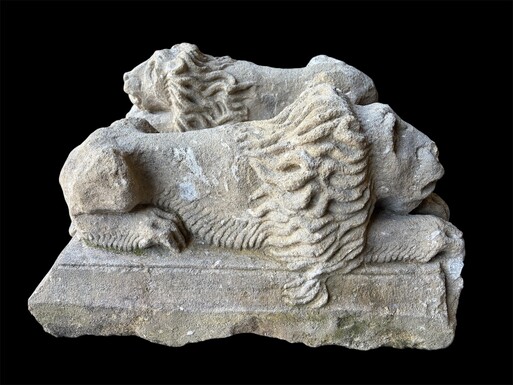 Pair of 17th century French stone ‘reclining lions’ sculptures Upper parts of an entrance gate to a country house or chateau.Very decorative sculptures in good condition, 17th cent