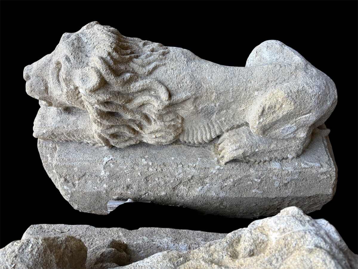 Pair of 17th century French stone ‘reclining lions’ sculptures Upper parts of an entrance gate to a country house or chateau.Very decorative sculptures in good condition, 17th cent