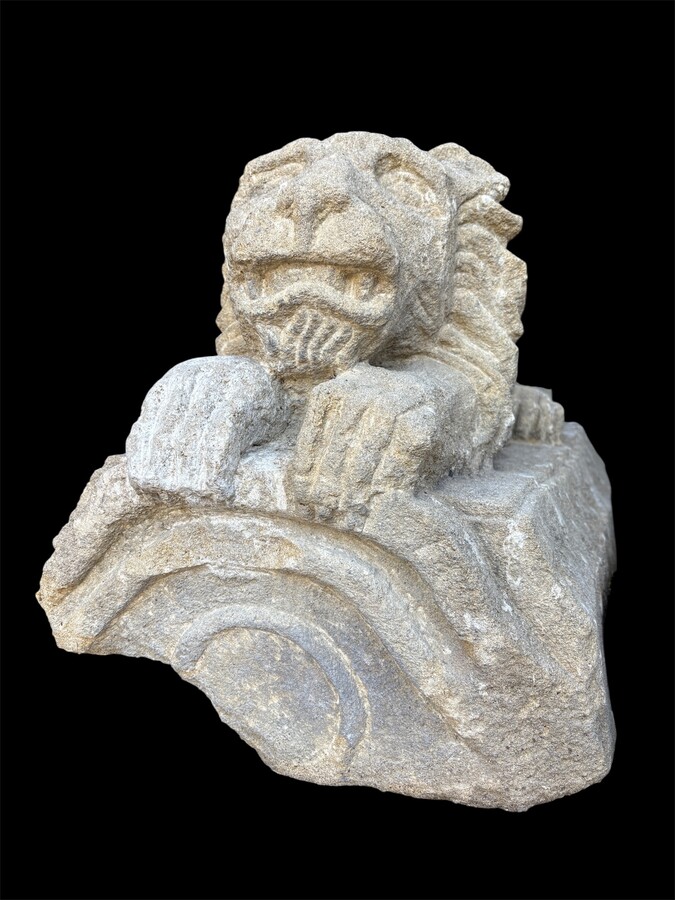 Pair of 17th century French stone ‘reclining lions’ sculptures Upper parts of an entrance gate to a country house or chateau.Very decorative sculptures in good condition, 17th cent