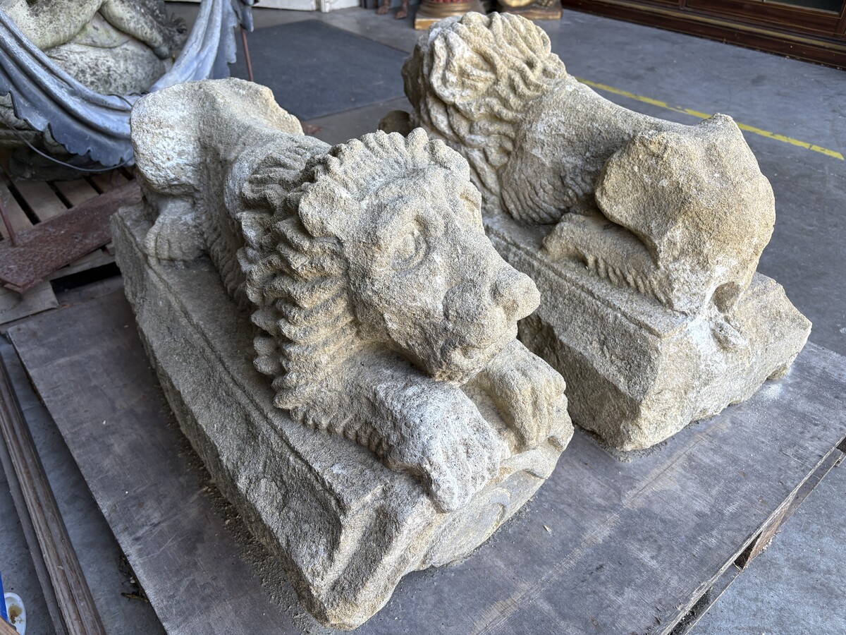 Pair of 17th century French stone ‘reclining lions’ sculptures Upper parts of an entrance gate to a country house or chateau.Very decorative sculptures in good condition, 17th cent
