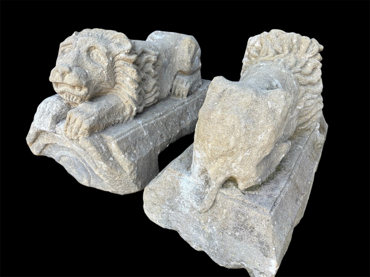 Pair of 17th century French stone ‘reclining lions’ sculptures Upper parts of an entrance gate to a country house or chateau.Very decorative sculptures in good condition, 17th cent