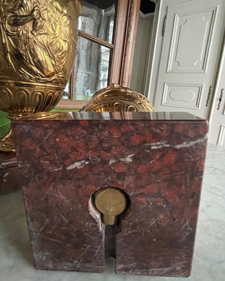 Pair of 19th century F.Barbedienne bronze lamp bases. Decorative lamp bases in the Greek/Roman style resting on a coloured marble base (1 base slightly damaged). Wiring missing. Height : 48 cm Width : 18 cm Base: 12 x 12 cm Signed Ferdinand Barbedienne