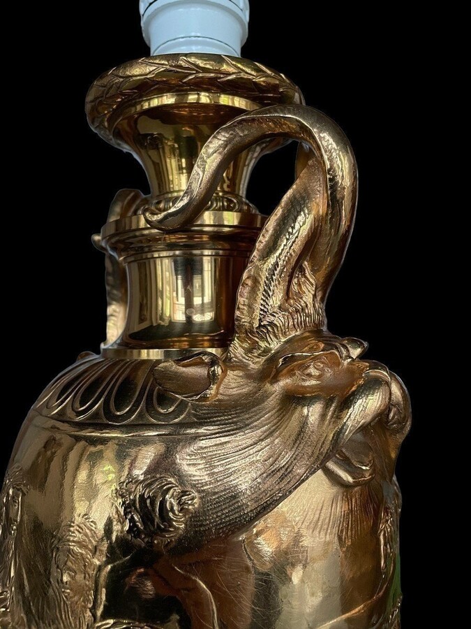 Pair of 19th century F.Barbedienne bronze lamp bases. Decorative lamp bases in the Greek/Roman style resting on a coloured marble base (1 base slightly damaged). Wiring missing. Height : 48 cm Width : 18 cm Base: 12 x 12 cm Signed Ferdinand Barbedienne