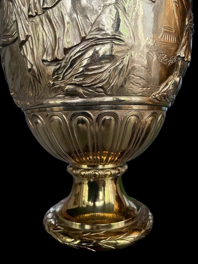 Pair of 19th century F.Barbedienne bronze lamp bases. Decorative lamp bases in the Greek/Roman style resting on a coloured marble base (1 base slightly damaged). Wiring missing. Height : 48 cm Width : 18 cm Base: 12 x 12 cm Signed Ferdinand Barbedienne