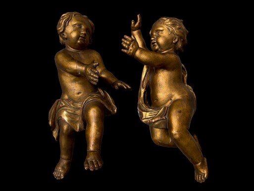 Pair of angels in gilt wood early 18th century. Decorative angels in oak gilded wood in good condition with signs of use over the centuries..... The wings are no longer present. Dimensions : Height : 60/61 cm Width : 32 / 35 cm Depth : 21 / 22 cm Nice pai