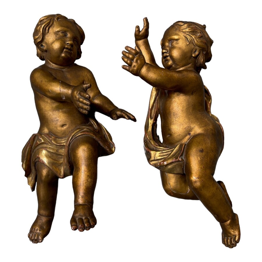 Pair of angels in gilt wood early 18th century. Decorative angels in oak gilded wood in good condition with signs of use over the centuries..... The wings are no longer present. Dimensions : Height : 60/61 cm Width : 32 / 35 cm Depth : 21 / 22 cm Nice pai