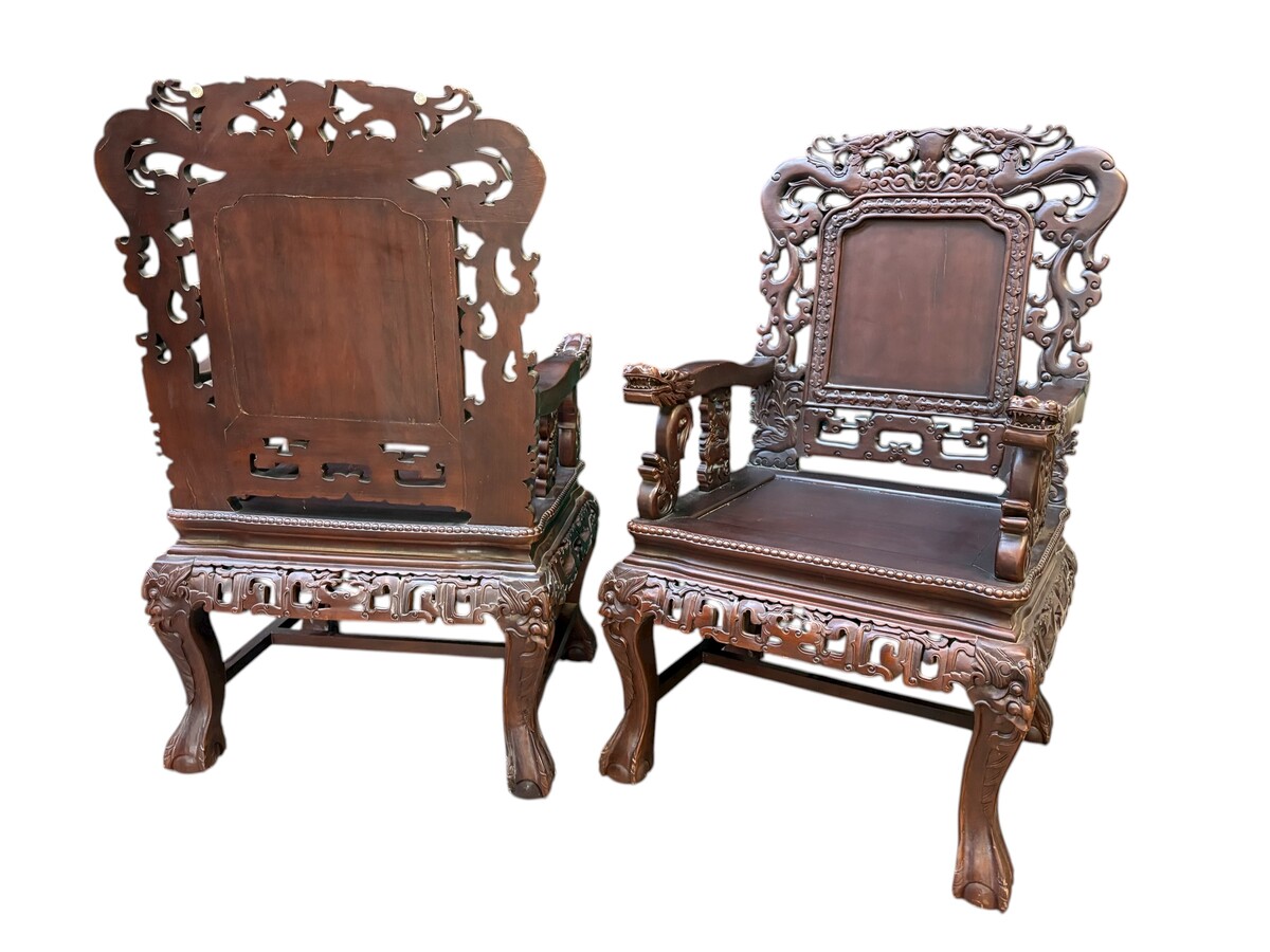 Pair of Asian solid wood armchairs, 20th century Decorative armchairs adorned with magnificent dragons and dragon heads as armrests. Dimensions: Height: 119 cm Width: 76 cm Depth: 67 cm Heavy solid wood armchairs in good condition, 20th century.