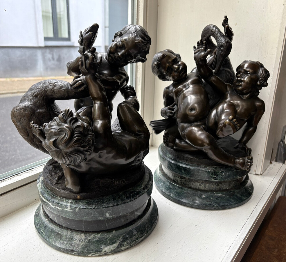 Pair of bronze sculptures ‘putti with swan’ after Clodion, 19th century Attractive pair of decorative bronze sculptures mounted on a marble base. Both sculptures are signed Clodion / Cresson éditeur.